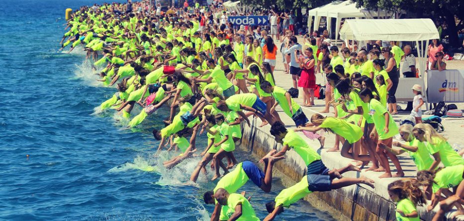 [VIDEO] Record Number Take Part in 2016 Millennium Jump in Zadar