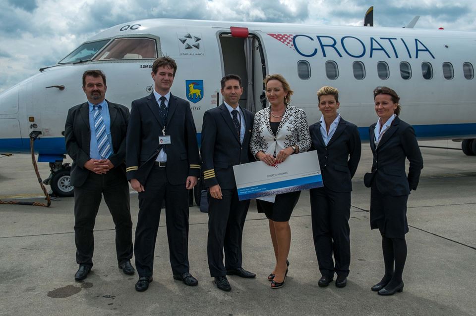 Suzana congratulated by airport and airline staff (photo: Croatia Airlines)