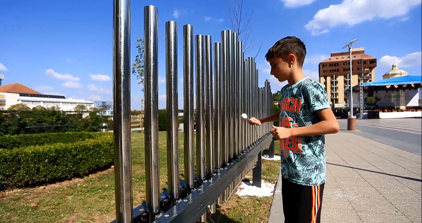 A kid plays the Croatian anthem on the musical fence (screenshot)
