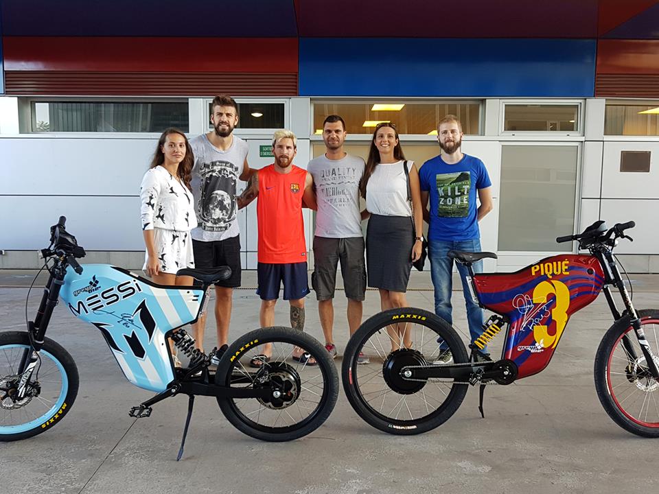 Gerard Piqué, Lionel Messi and Chelsea's Cesc Fàbregas with their Croatian electric bikes (photo credit: Greyp)