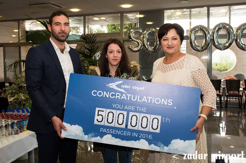Jelena Rukavina presented with her gift after becoming Zadar Airport's 500,000th passenger (photo credit: Zadar Airport)