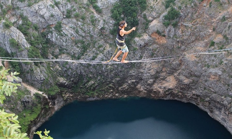 [VIDEO] Spectacular First Ever Slackline Across Red Lake in Imotski