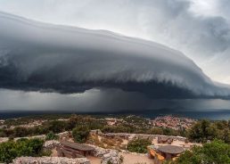 Photographer Captures Powerful Shelf Cloud Over Lošinj Island