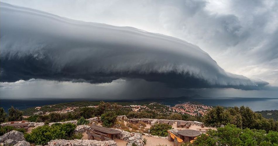 Photographer Captures Powerful Shelf Cloud Over Lošinj Island