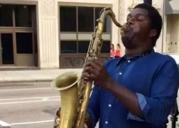 [VIDEO] New York Street Performer Plays Croatian Anthem on his Saxophone