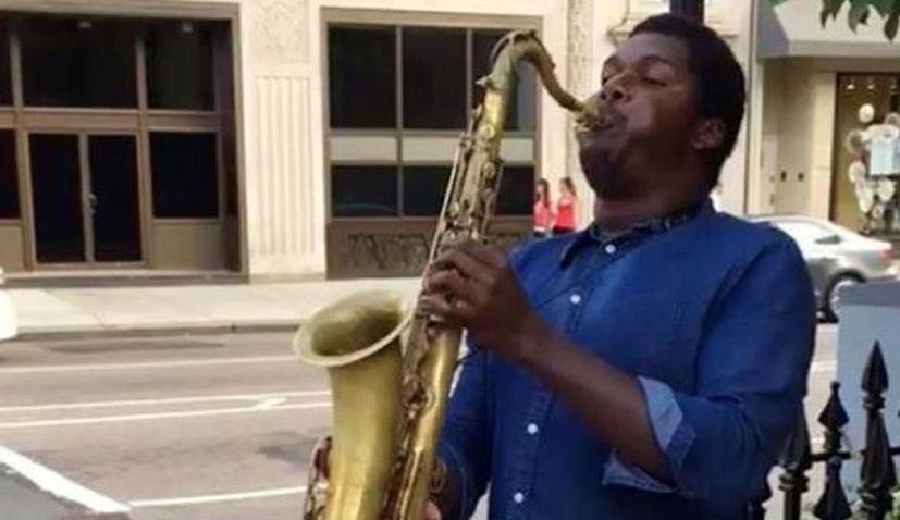 [VIDEO] New York Street Performer Plays Croatian Anthem on his Saxophone