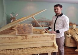 [PHOTOS] Talented Croatian Matchstick Sculptor Creating New Piece