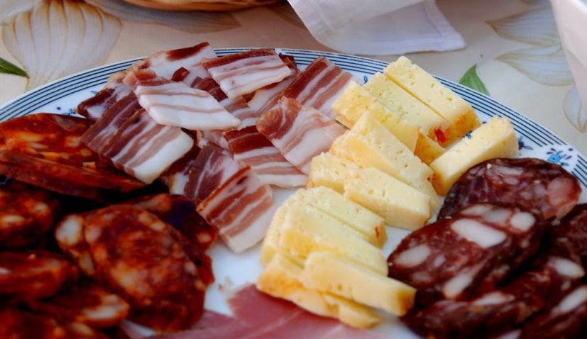 What is a traditional Croatian breakfast?