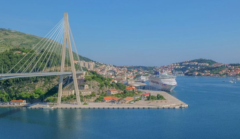 Cruise ship ‘Carnival Breeze’ with 93 Croatian seafarers sails into Dubrovnik