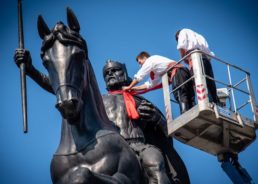 Cravat tied on 50 Zagreb monuments as Croatian invention celebrated