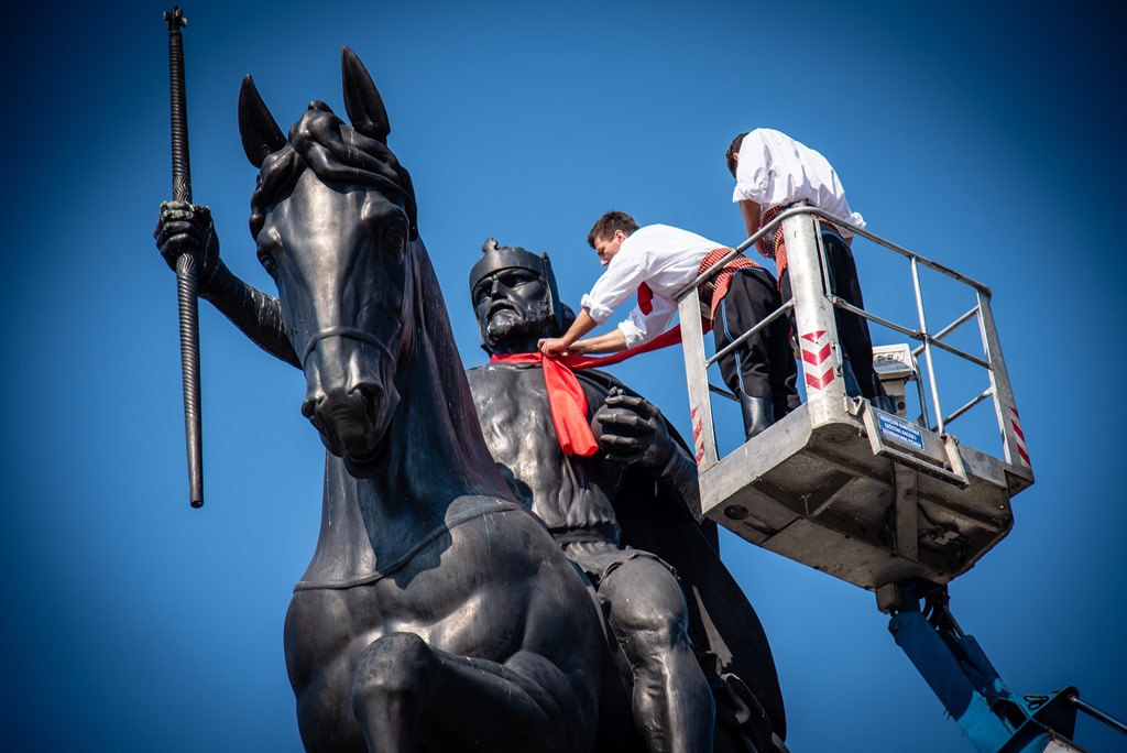 Cravat tied on 50 Zagreb monuments as Croatian invention celebrated Tomislav
