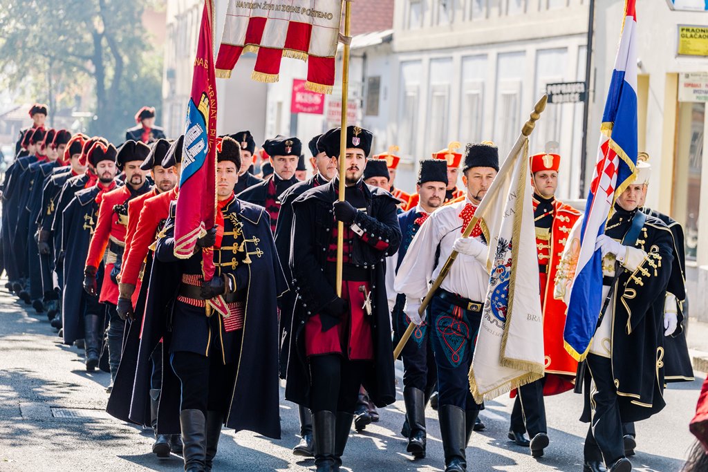 Cravat tied on 50 Zagreb monuments as Croatian invention celebrated Velika-smjena-straze
