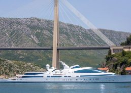 PHOTO: One of the world’s largest superyachts arrives in Dubrovnik 