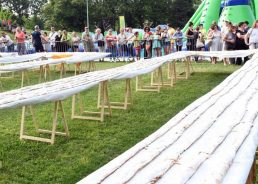 Record for world’s longest apple strudel set in Croatian city of Sisak