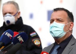 First medical workers get vaccinated in Zagreb