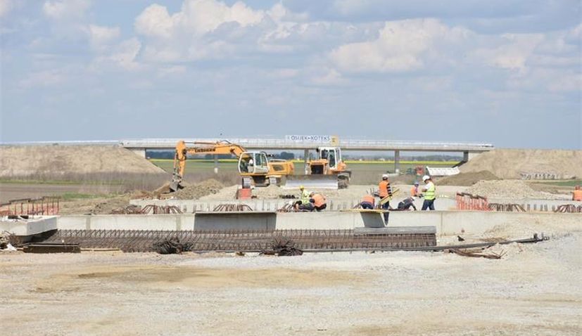 Construction of A5 motorway within European Corridor Vc continues