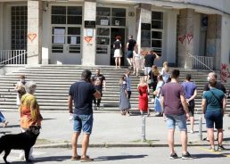 Voters not discouraged by coronavirus, turnout by noon good in Croatia elections