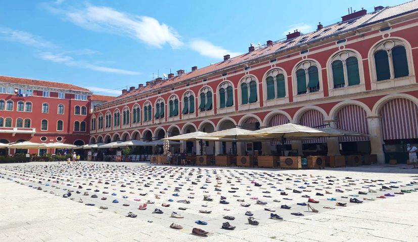 VIDEO: 1,000 shoes collected on the beaches of Hvar being exhibited in Split