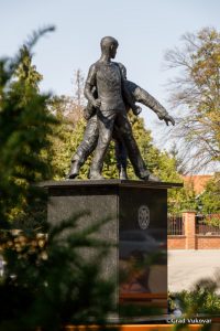 vukovar father son statue
