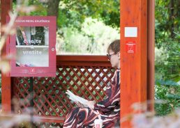 Pop-up free library at Botanical Garden in Zagreb goes up