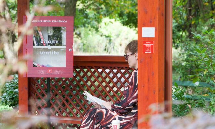 Pop-up free library at Botanical Garden in Zagreb goes up