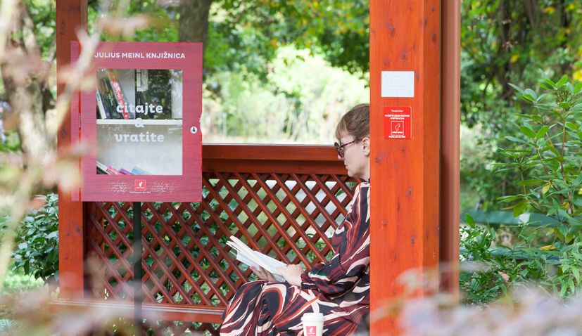 Pop-up free library at Botanical Garden in Zagreb goes up