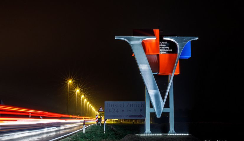 PHOTOS: New ‘V’ sculptures placed at entrances into Vukovar