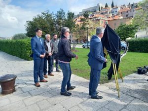 Replica of camera used to shot oldest film footage in Croatia goes up in Šibenik