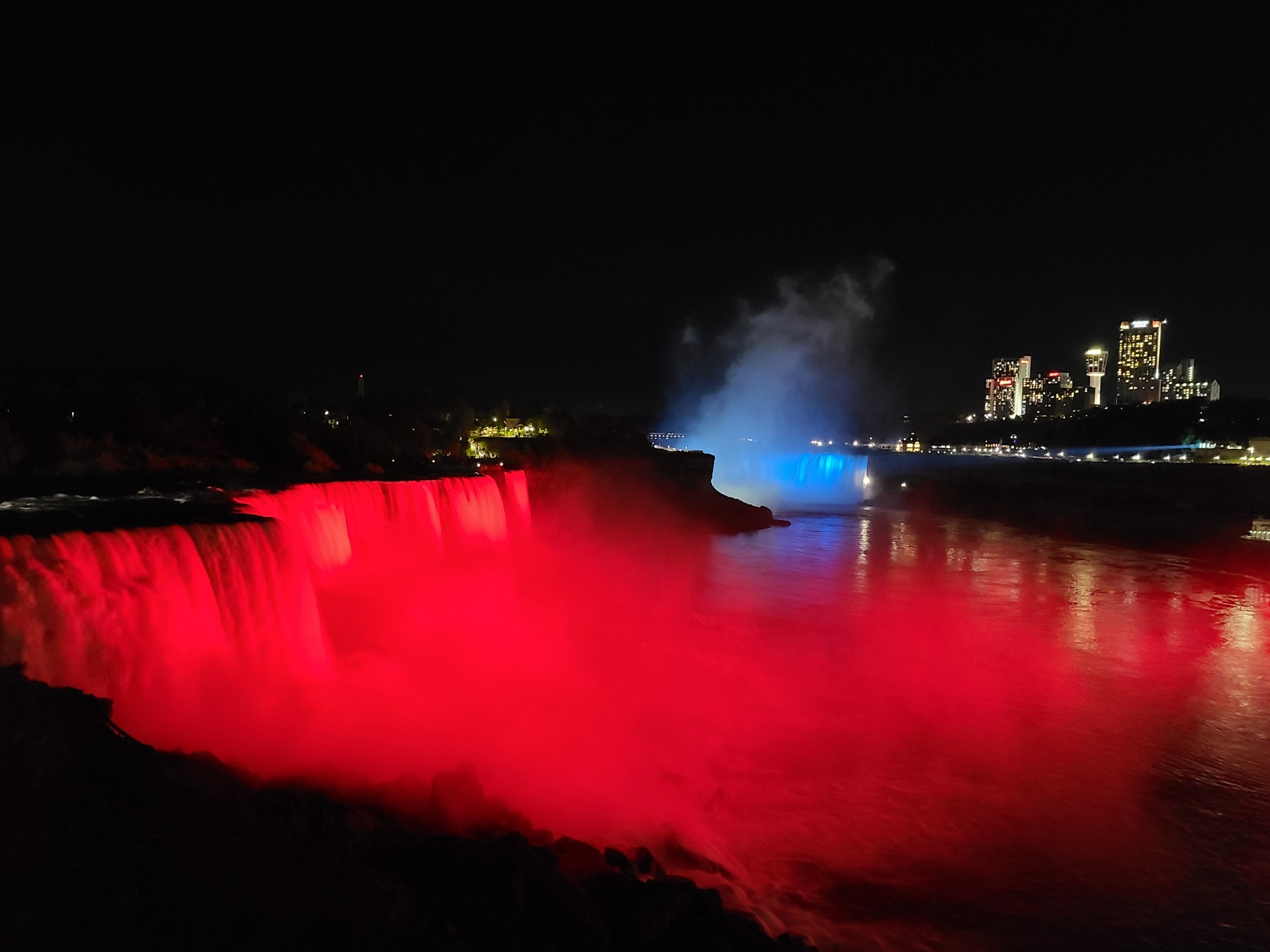  Niagara Falls light up in Croatian colours 