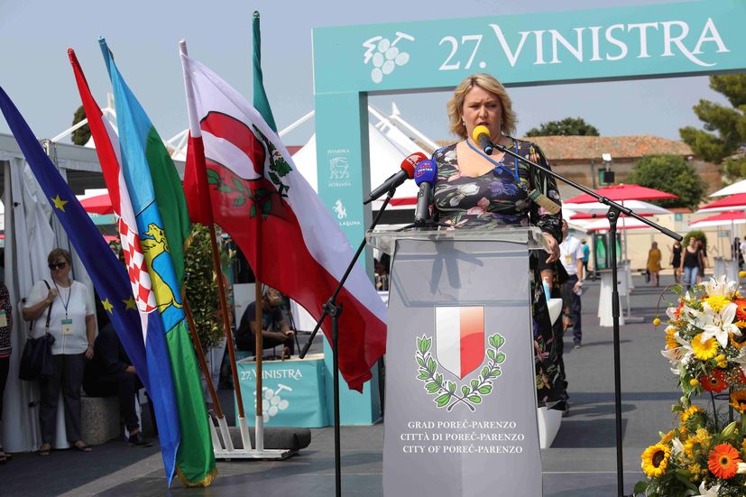 27. Vinistra opens