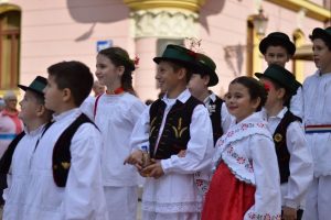 2,500 children in traditional costumes parading through Vinkovci 