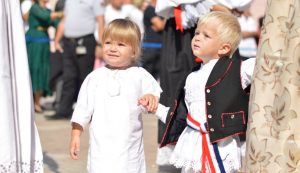 2,500 children in traditional costumes parading through Vinkovci 