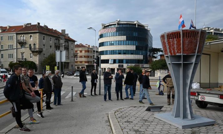 VIDEO: Students make Vukovar Water Tower replica and place on Vukovar street in Split