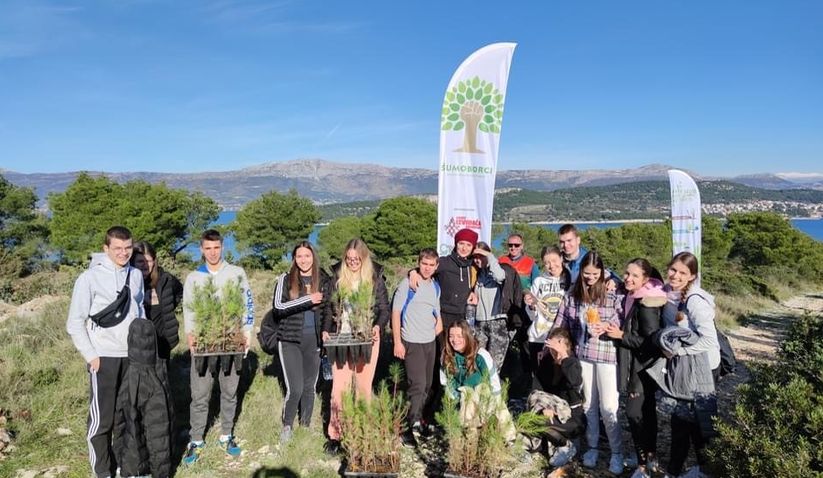 1,000 volunteers plant 15,000 seedlings in first Croatian CO2 emission compensation by planting project