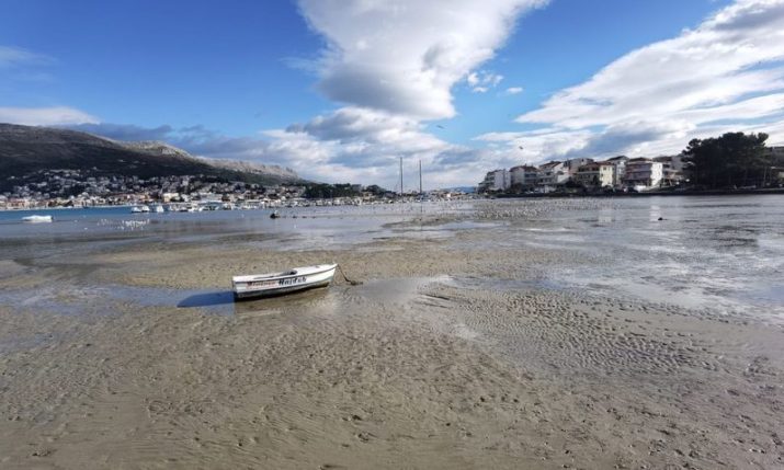 PHOTOS: Natural phenomenon near Split on the Croatian coast as sea recedes  