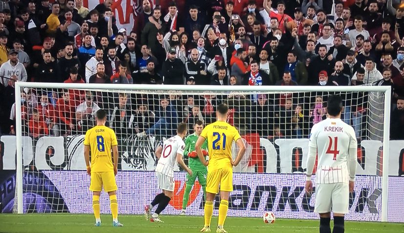 Rakitić scores as Sevilla beats Dinamo Zagreb in Europa League playoff first leg