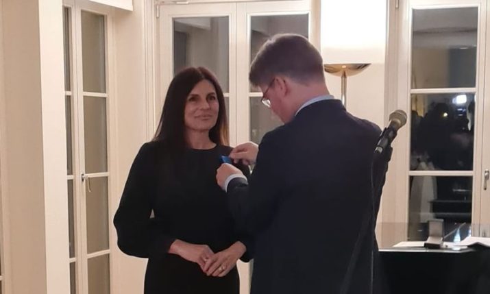 Le directeur du pavillon d’art de Zagreb reçoit la décoration des mains du président français