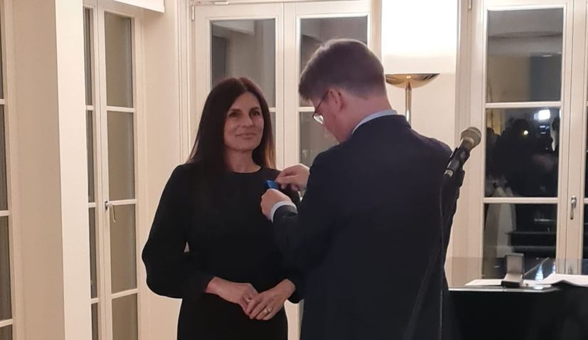 Le directeur du pavillon d'art de Zagreb reçoit la décoration des mains du président français