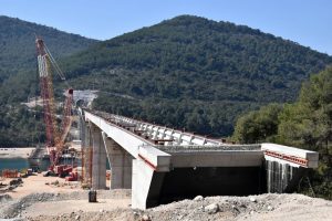 Final segment of Ston bridge successfully erected