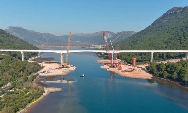 Final segment of Ston bridge successfully erected