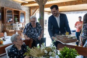 100 years old and living on her own - Marija Stanić celebrates her birthday with family and friends