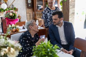 100 years old and living on her own - Marija Stanić celebrates her birthday with family and friends