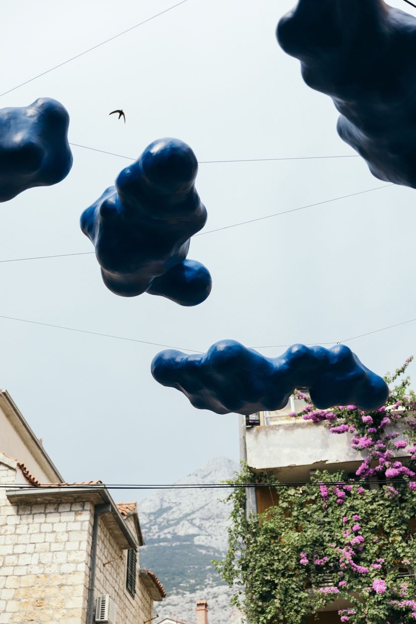 Artistic surprises on Makarska streets as “Okolo” goes to the coast