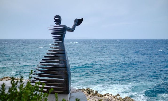 First sculpture dedicated to wives of sailors unveiled on Croatian island of Lošinj