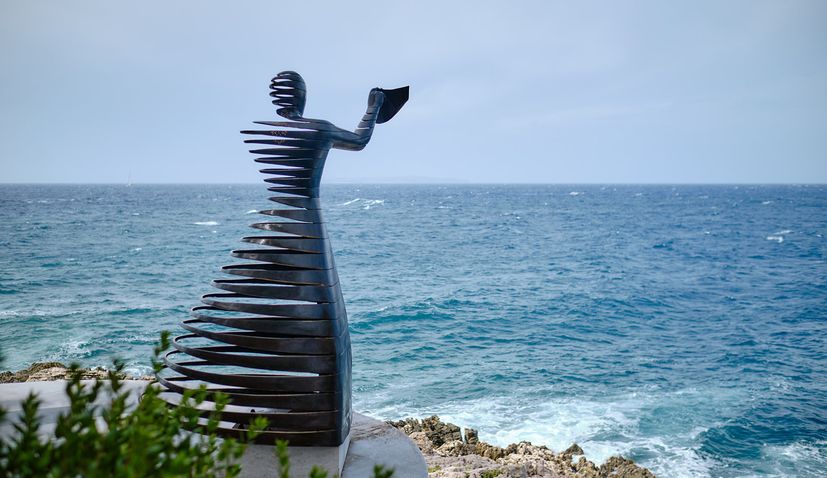 VIDEO: First sculpture dedicated to sailors’ wives on Croatian island of Lošinj