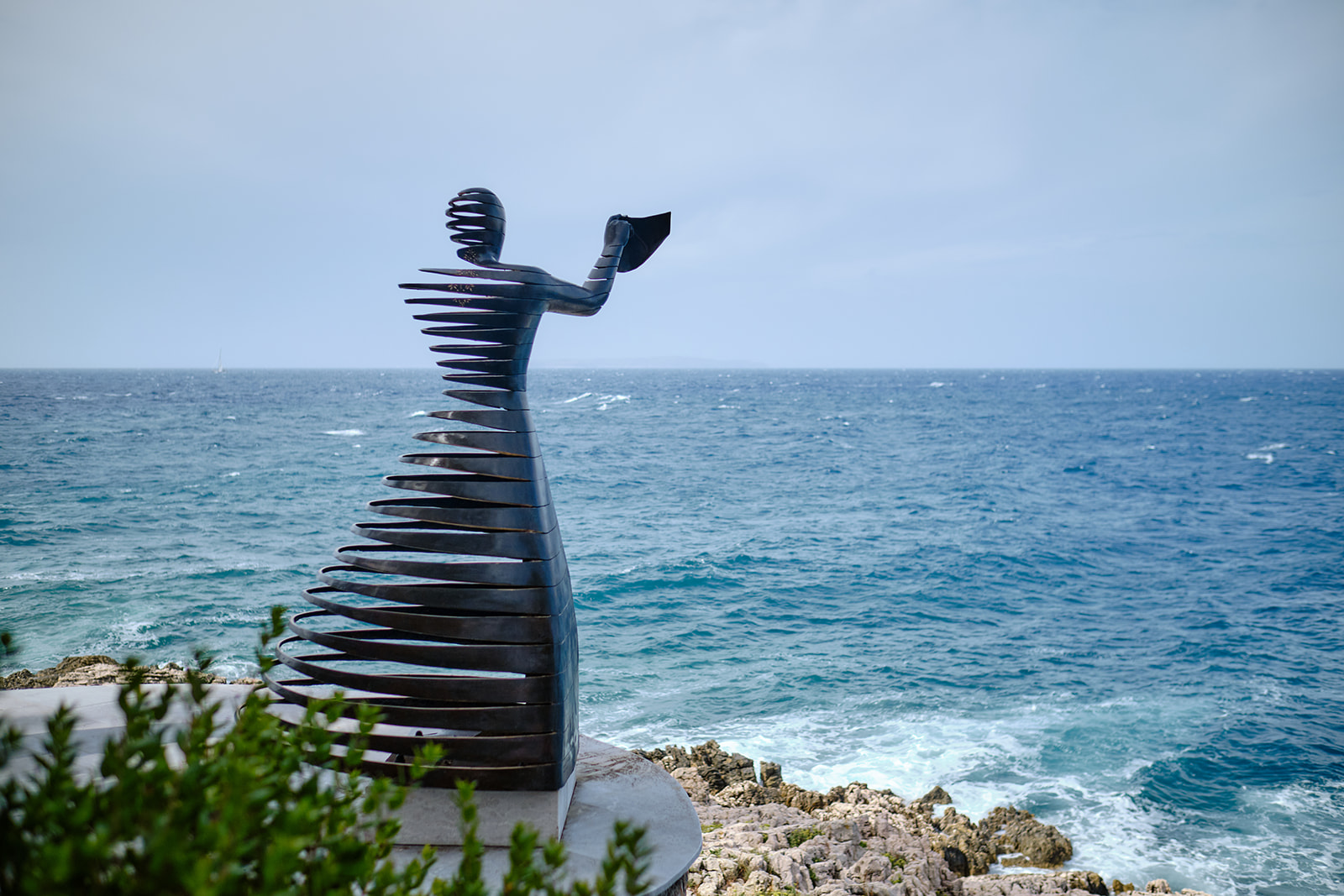 First sculpture dedicated to wives of sailors unveiled on Croatian island of Lošinj