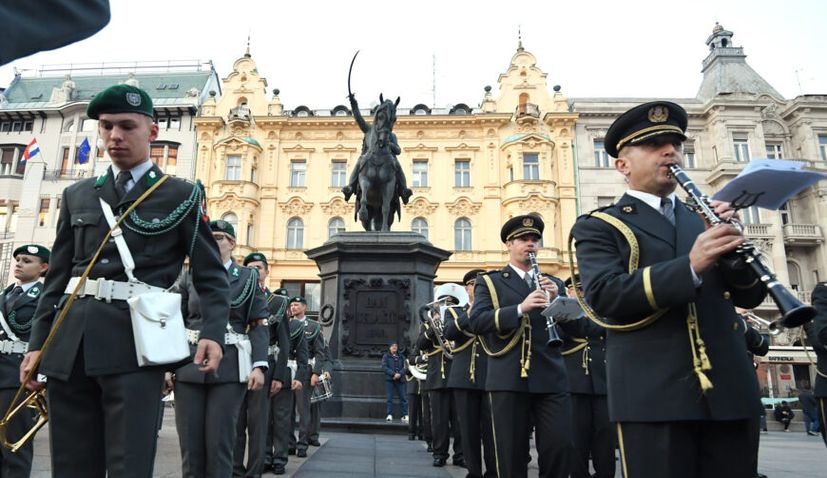 VIDEO: Croatian and Austrian army orchestras give concert in Zagreb’s main square