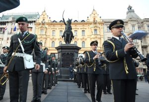 Croatian and Austrian army orchestras give concert in Zagreb's main square