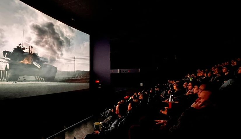 Big turnout as “Šesti Autobus” premieres in Canadian movie theatres 