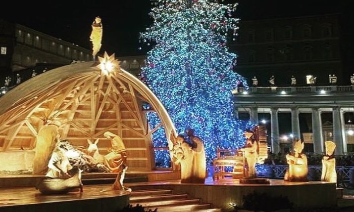 VIDEO: El equipo de diseño croata ilumina el belén del Vaticano en la Plaza de San Pedro
